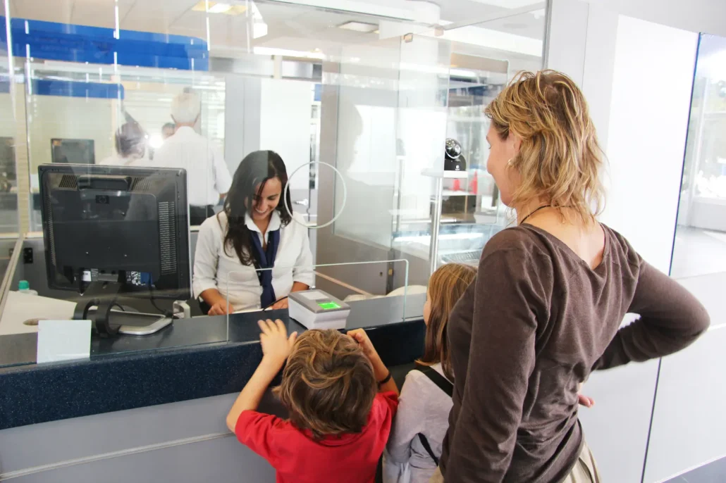 ¿Tienen los menores de edad que asistir a la entrevista de visa de inmigrante?