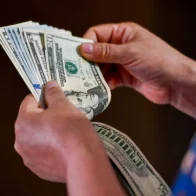 El dólar se cambia para la venta a RD$56.92, una mínima variación del 0.01%