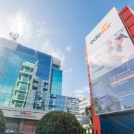 Estas nuevas instalaciones brindarán a los clientes un servicio ágil y oportuno, reduciendo tiempo y distancia Santo Domingo. - Edesur Dominicana sigue fortaleciendo su servicio al cliente y una muestra de ello, es la apertura de siete nuevos Puntos Expreso, dónde los ciudadanos podrán realizar el pago de su factura eléctrica de manera ágil y rápida, evitando tener que recorrer grandes distancias. Con esto la empresa busca, además, seguir brindando un servicio cercano, eficiente y de fácil acceso. Los Puntos Expresos son unidades de atención ágil y económica, donde se combina la asistencia presencial, telefónica y la autogestión, abriendo la puerta a la innovación, al crecimiento, con propuestas que mejoran la vida de la gente. El diseño de cada espacio fue pensado bajo los estándares universales de accesibilidad. Lo que significa un avance en términos de inclusión y servicio al cliente, con lo que la Distribuidora continúa aportando a su compromiso con la Responsabilidad Social. Entre las provincias donde se instalarán estos Puntos Expreso se encuentran Bahoruco, específicamente en el municipio de Tamayo, espacio diseñado totalmente accesible e inclusivo. Además, serán ubicados otros Puntos en Buenos Aires de Herrera, en Santo Domingo Oeste, El Carril y Haina en San Cristóbal. Así como también, en Juan de Herrera, en San Juan, Vicente Noble, en Bahoruco y Sabana Yegua en Azua. La readecuación de estos espacios conlleva también la sensibilización de los colaboradores para atender a las personas con discapacidad. Por lo que, la misma cuenta con una agente de servicio al cliente entrenado en lengua de señas. Edesur continúa avanzando en programas de responsabilidad social creando espacios accesibles e inclusivos dignos para los clientes y colaboradores.