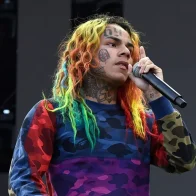 Fanáticos y ciudadanos desafían las lluvias pidiendo la puesta en Libertad de “ Tekashi”