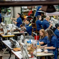 Gobernadora de NY eleva a 32,000 los trabajos disponibles para inmigrantes