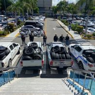 La Policía Nacional mostró los neumáticos recuperados.