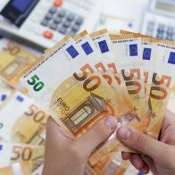 El euro cae a 1,0550 dólares por la aversión al riesgo
