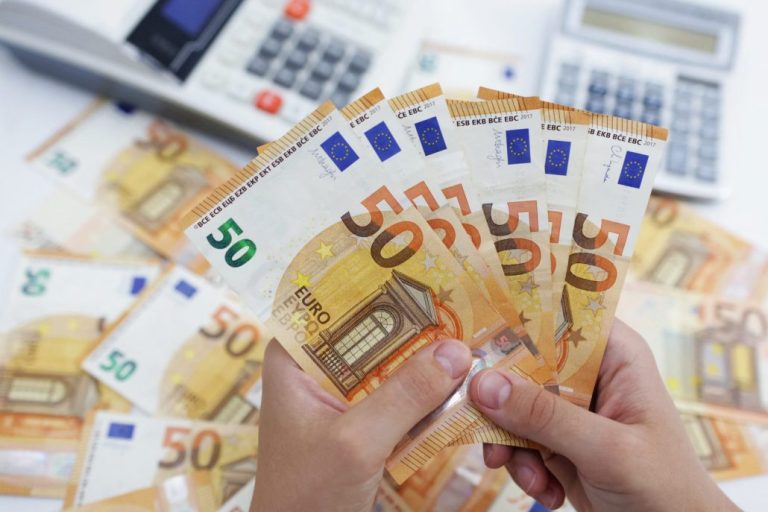 El euro cae a 1,0550 dólares por la aversión al riesgo