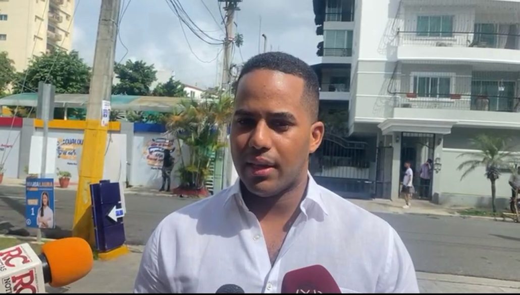 "Ministro de la Juventud, Rafael, Ejerce su Derecho al Voto y Acompaña al Presidente Abinader en el Club Naco"