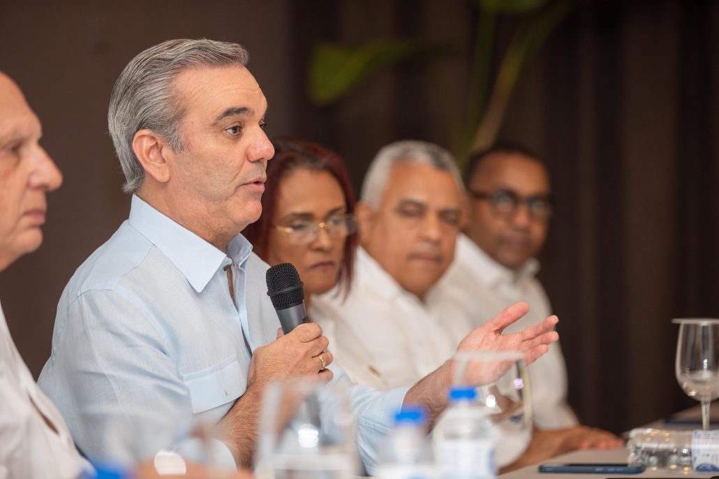 Abinader anuncia extensión de la UASD y terminación del Malecón de Samaná
