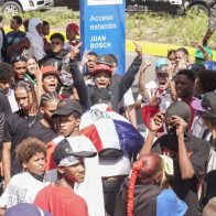 Decenas marchan en favor del cierre de la frontera