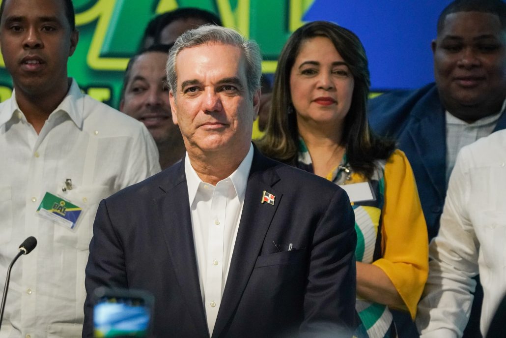 Dengue, alza en la canasta básica y crisis haitiana, males que enfrenta Abinader en busca de la reelección