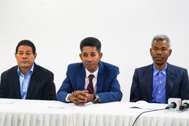 Dr. Clemente Terrero presenta primer caso de transmisión intrauterina de dengue en la RD 6 | Noticias de hoy en República Dominicana Dr. Clemente Terrero presenta primer caso de transmisión intrauterina de Dengue en la República Dominicana