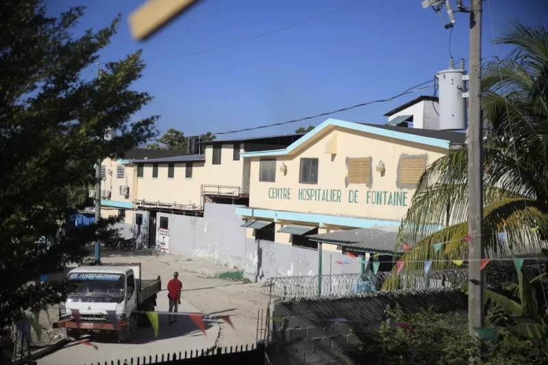 Autoridades haitianas rescatan a ciudadanos atrapados en un hospital por pandilla armada