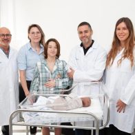 Nace primer bebé gestado por dos mujeres