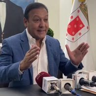 Apresan empleados del ayuntamiento por quitar vallas políticas en Santiago