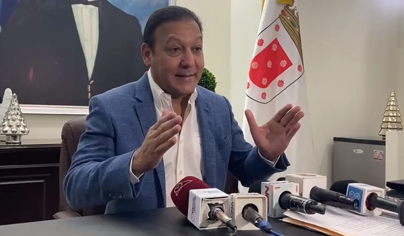 Apresan empleados del ayuntamiento por quitar vallas políticas en Santiago