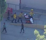Al menos un estudiante fue llevado al hospital por paramédicos.