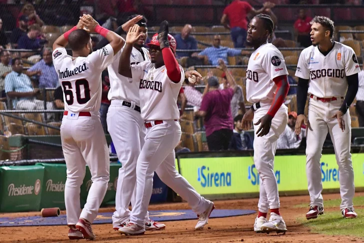 Escogido triunfa ante los Toros 4-1 con cuatro conectadas de Junior Lake
