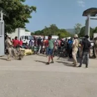 Autoridades haitianas abren paso a personas y vehículos desde y hacia su territorio