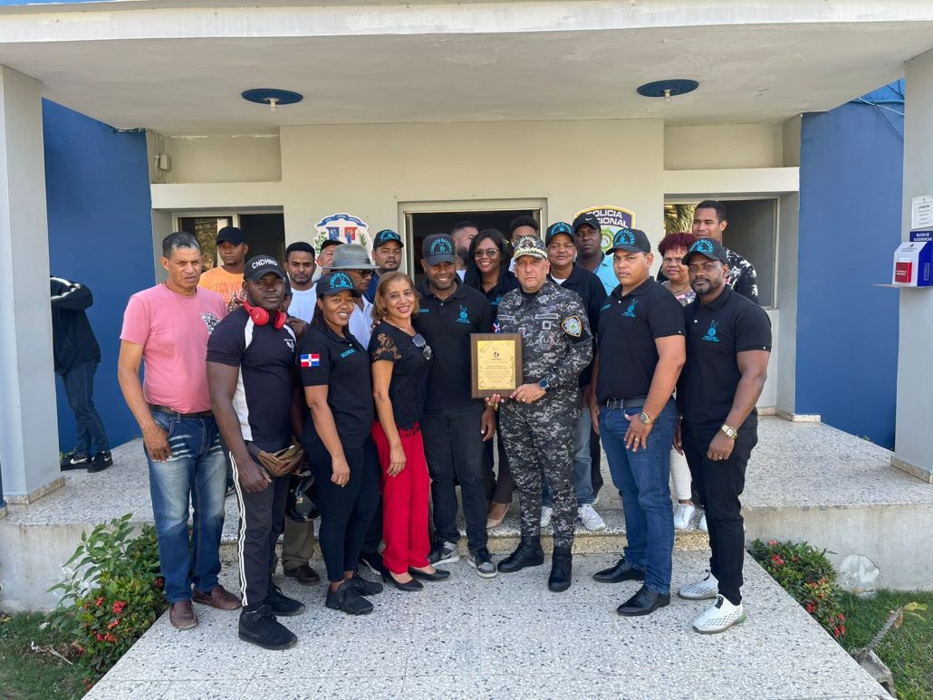 Presidente DDHH entrega reconocimiento al Director Regional de la PN en SDE
