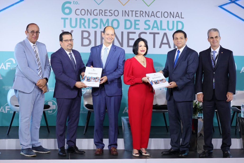 Daniel Rivera entrega Plan 2030 a Asociación Dominicana de Turismo de Salud