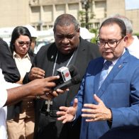 La Altagracia. – El obispo de la Diócesis de Nuestra Señora de la Altagracia, monseñor Jesús Castro Marte, destacó los trabajos desplegados por el gobierno que dirige el presidente Luis Abinader, a través de la Empresa Distribuidora de Electricidad del Este (Edeeste), para solucionar los inconvenientes que han enfrentado los habitantes en esta provincia respecto del servicio energético. Así lo expresó al encabezar un acto en la Basílica Nuestra Señora de la Altagracia, donde el presidente del Consejo Unificado para las Empresas Distribuidoras de Electricidad (CUED), ingeniero Manuel Bonilla Dominici, y el gerente general de Edeeste, Ing. Manuel Mejía Naut, presentaron las nuevas brigadas y equipos dispuestos, por instrucciones del mandatario, para desarrollar una amplia ofensiva en favor del servicio brindado a esta laboriosa área del país. Los funcionarios, acompañados por la gobernadora civil de La Altagracia, licenciada Martina Pepén, detallaron que los trabajos, por una inversión total presupuestada de RD$667,563,761.17 millones, beneficiarán a unos 26,000 clientes. Los mismos consisten en construcción de estructuras necesarias para mejorar notablemente y asegurar la calidad del suministro, instalación de transformadores de potencia y de distribución de carga, rehabilitación, colocación y expansión de circuitos, fijación de postes, ampliación de redes en todas las áreas de esta provincia, entre otros. “Ha sido una lucha titánica, pero, gracias a Dios, el señor presidente respondió”, indicó monseñor al advertir que no se debe politizar el tema, pues “este asunto de energía eléctrica es parte también del humanismo”. “Gracias a Dios, con el esfuerzo del gobierno y el apoyo desde Edeeste, vamos a cambiar a Higüey en totalidad a nivel de energía eléctrica. Hoy comenzamos con este ejemplo, que es un compromiso del gobierno central y de Edeeste, dirigido por Bonilla. Aquí no hay hipocresía ni engaño ni asunto político, olvídense de eso; es un asunto de trabajo y esfuerzo de resolver un problema histórico que hay en Higüey, y de Edeeste asumir la responsabilidad. Agradecemos a las autoridades competentes que tienen que ver con esto. ¡Vamos hacia adelante!”, dijo finalmente. De su lado, el presidente del CUED señaló que estas acciones, que incluyen la repotenciación en 70 megavoltamperios (MVA) de toda la provincia, y que abarcan a sus dos subestaciones locales, corresponden a cumplir una promesa que se había hecho “de fortalecer los equipos de Edeeste en toda esta provincia y toda la región, para mejorar el servicio y la atención, y darle la calidad que se merece un pueblo que está siendo fuente de gran riqueza para todo el país”. “Aquí vemos una serie de camiones grúas, de brigadas y, sobre todo, el personal, porque lo más importante es el personal que va a trabajar en esta provincia para asegurarse de que, poco a poco, vayamos mejorando la calidad y cada uno de ustedes se pueda sentir cada vez más orgulloso de lo que vamos a tener”, sostuvo. En tanto que el gerente general de Edeeste detalló que entre los recursos dispuestos para La Altagracia están: unas 30 brigadas, 16 camiones canastos, nueve de los cuales pernoctarán permanentemente en la provincia, una grúa, así como la construcción de 10 kilómetros de redes en toda el área entre los municipios Higüey y San Rafael del Yuma, de dos nuevos circuitos, especialmente para los sectores Villa Cerro, Malena y Los Sotos. Entre noviembre y diciembre de este año, sumarán unos 200 transformadores, más de 200 postes y colocarán más de 3,000 kilómetros de líneas tríplex. Destacó que, por instrucciones del presidente Abinader, iniciarán la instalación de 2,000 luminarias LED, en beneficio de la seguridad ciudadana en La Altagracia. También adicionarán tres transformadores a la Subestación Benerito, además de un banco de reguladores y seis kilómetros de redes nuevas para convertir completamente su sistema de distribución. Al participar en la actividad, también valoraron los trabajos y el aporte de Edeeste la gobernadora Martina Pepén, el alcalde de San Rafael del Yuma, Francisco Rodríguez, y el presidente de la Federación de Asociaciones de Juntas de Vecinos de La Altagracia, Julio César Cedano Martínez (Cabola).
