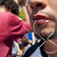 Un dominicano y otros migrantes se cosen la boca como forma de protesta en México