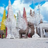 Los Charamicos, distintivo navideño que adorna la avenida Churchill, entre ventas lenta