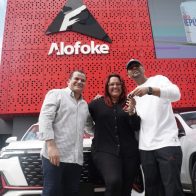 ¡Enhorabuena! Alofoke Media Group regala una jeepeta a una empleada