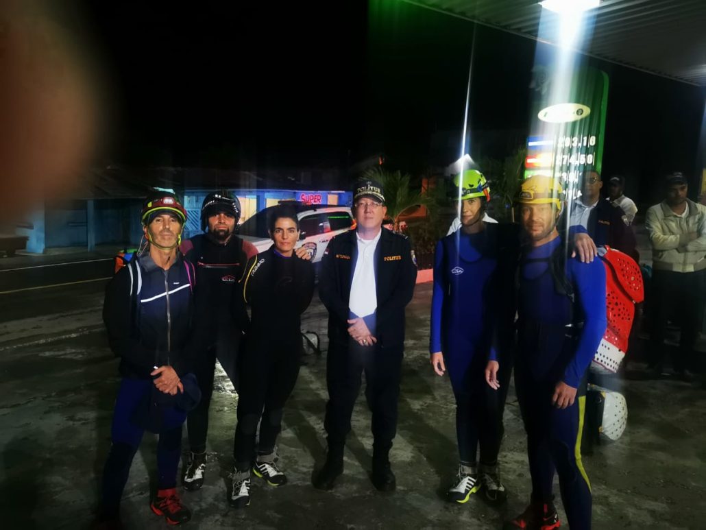 Defensa Civil y el COE rescatan españoles extraviados en montaña de Bahoruco