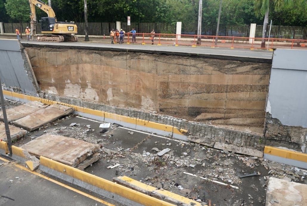 Desplome del desnivel de la Av. 27 de febrero se debió a la falta de orificios que impidiera acumulación de agua dice Ingeniero