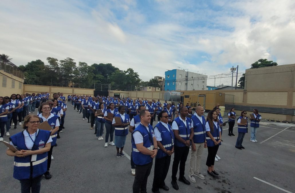Inabie refuerza vigilancia en almuerzo escolar; entrega uniformes a estudiantes afectados por las lluvias