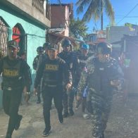 Autoridades arrestan miembros de banda en Los Guandúles