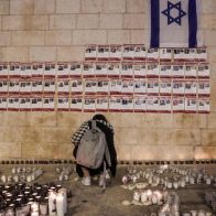 Prenden 1,400 velas a un mes de la masacre de Hamás