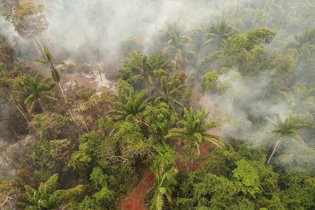 El humo de los incendios ocasiona suspensiones de clases y vuelos cancelados en Bolivia