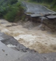 Colapsa puente que comunica la carretera Guayabal en Azua