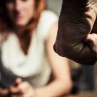 Hombre agrede brutalmente a palos a una mujer en SDE