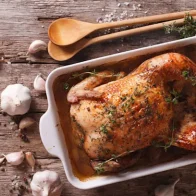 Precios del pollo y ajo aumentan entre un 3% y 50% en Feria Ganadera