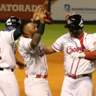 Leones del Escogido se impusieron 10-6 a los Gigantes del Cibao