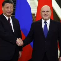 Xi subraya la "solidez" de las relaciones con Rusia ante el primer ministro ruso