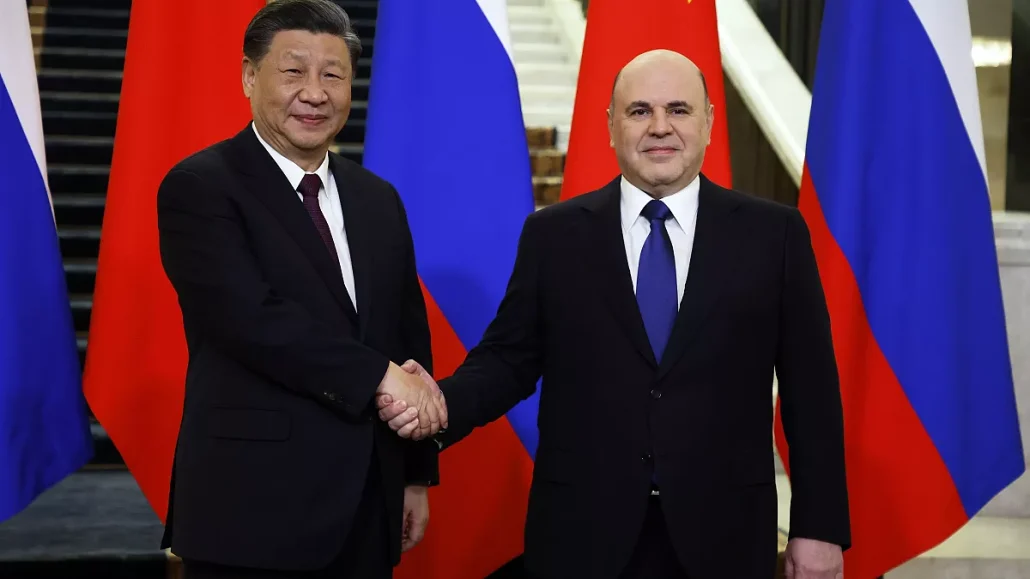 Xi subraya la "solidez" de las relaciones con Rusia ante el primer ministro ruso