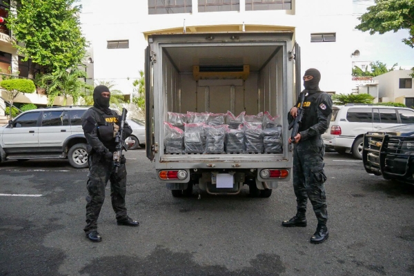 Arrestan a un hombre y ocupan 137 paquetes de presunta cocaína en medio de un tiroteo