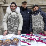 Ucranianos celebran por primera vez Navidad el 25 de diciembre en medio de ataques rusos