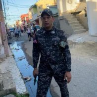 Agente de la Policía agrede ciudadano en Los Tres Brazos