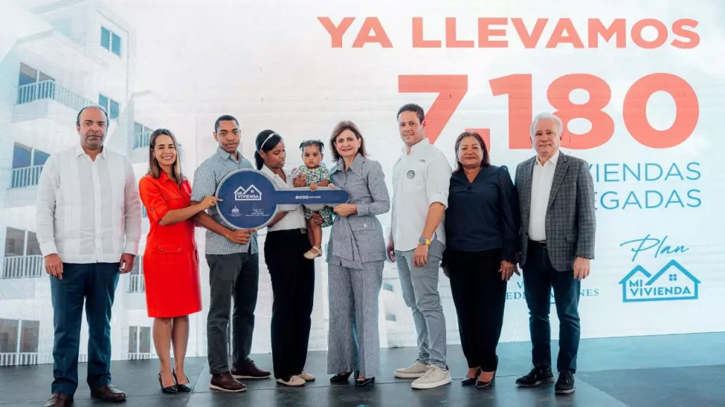 ¡Enhorabuena! Entregan títulos de propiedad y bonos saldos Mi Hogar en SDE 