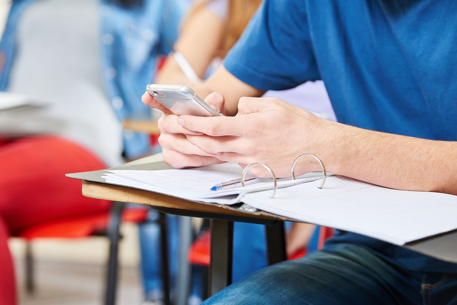 Prohíben a estudiantes uso de celulares en clases