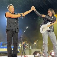 Carlos Vives reivindica lo colombiano en un concierto lleno de sorpresas