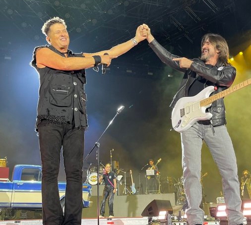 Carlos Vives reivindica lo colombiano en un concierto lleno de sorpresas