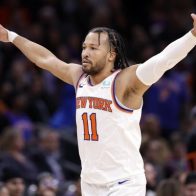122-139 Brunson destroza a los Suns con 50 puntos y 9 de 9 en triples