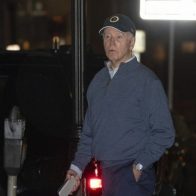 Biden se encuentra seguro después de que un carro golpeara a camioneta de su caravana