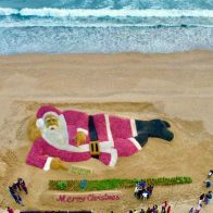 Construyen la escultura de Papá Noel más grande del mundo con cebollas