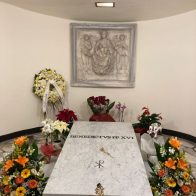 Benedicto XVI, recordado por sus fieles en una misa a un año de su muerte