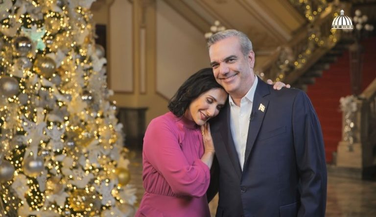 Presidente Abinader y primera dama envían mensaje de felicitaciones por Navidad 5 | Noticias de hoy en República Dominicana Presidente Abinader y su esposa Raquel Arbaje | Noticias de hoy en De Último Minuto